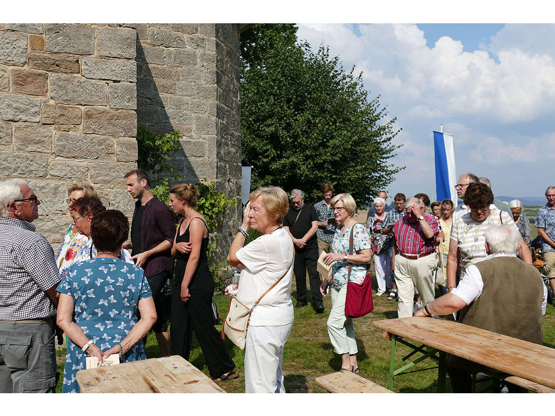 Nachfeier des Mährisch-Neustädter Wachsstockfestes an der Weingartenkapelle (Foto: Karl-Franz Thiede)